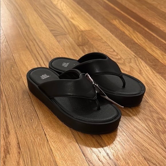 Black Platform Flip Flops - Picture 2 of 3